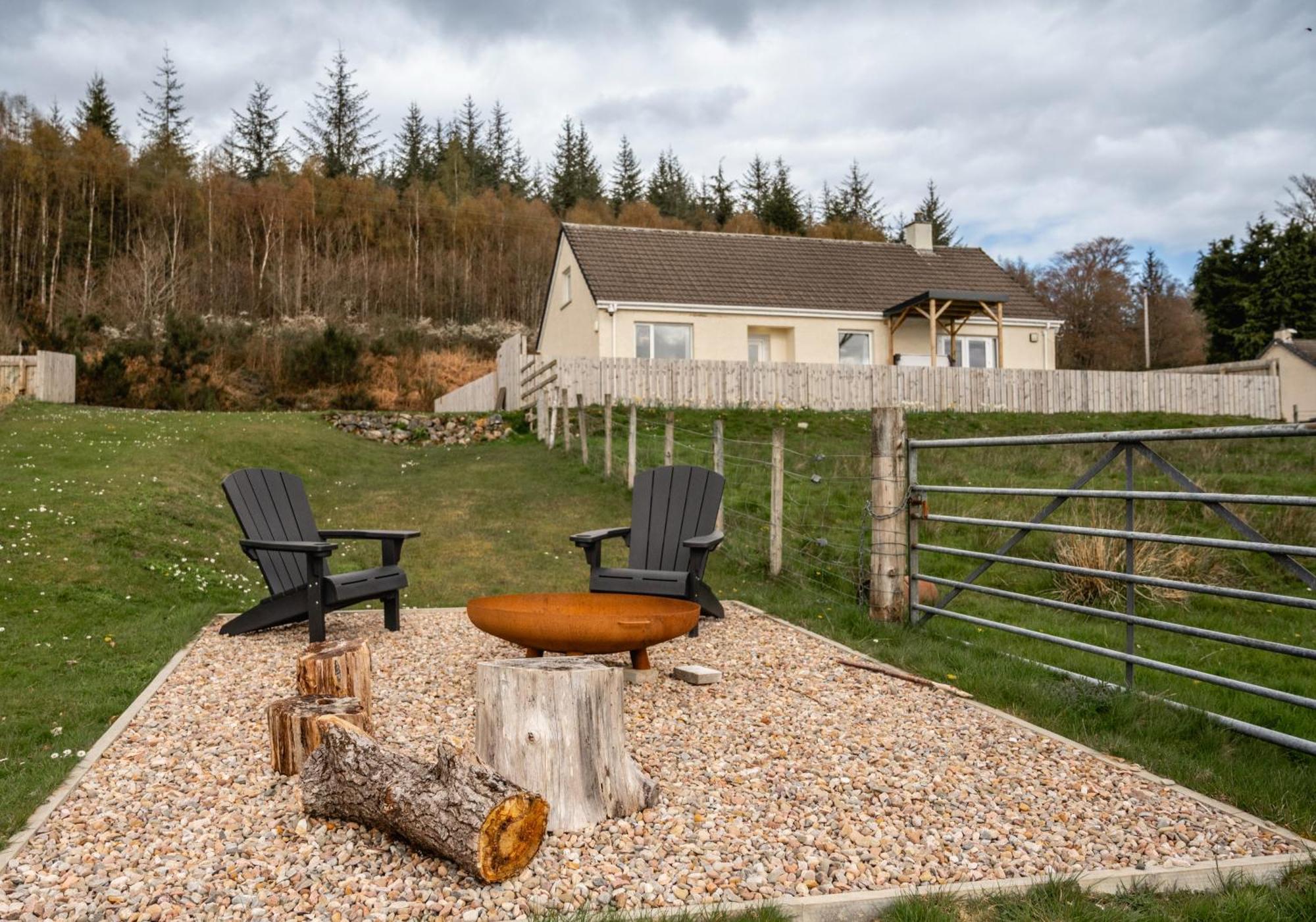 Loch Ness Cottage Форт Аугустус Екстериор снимка